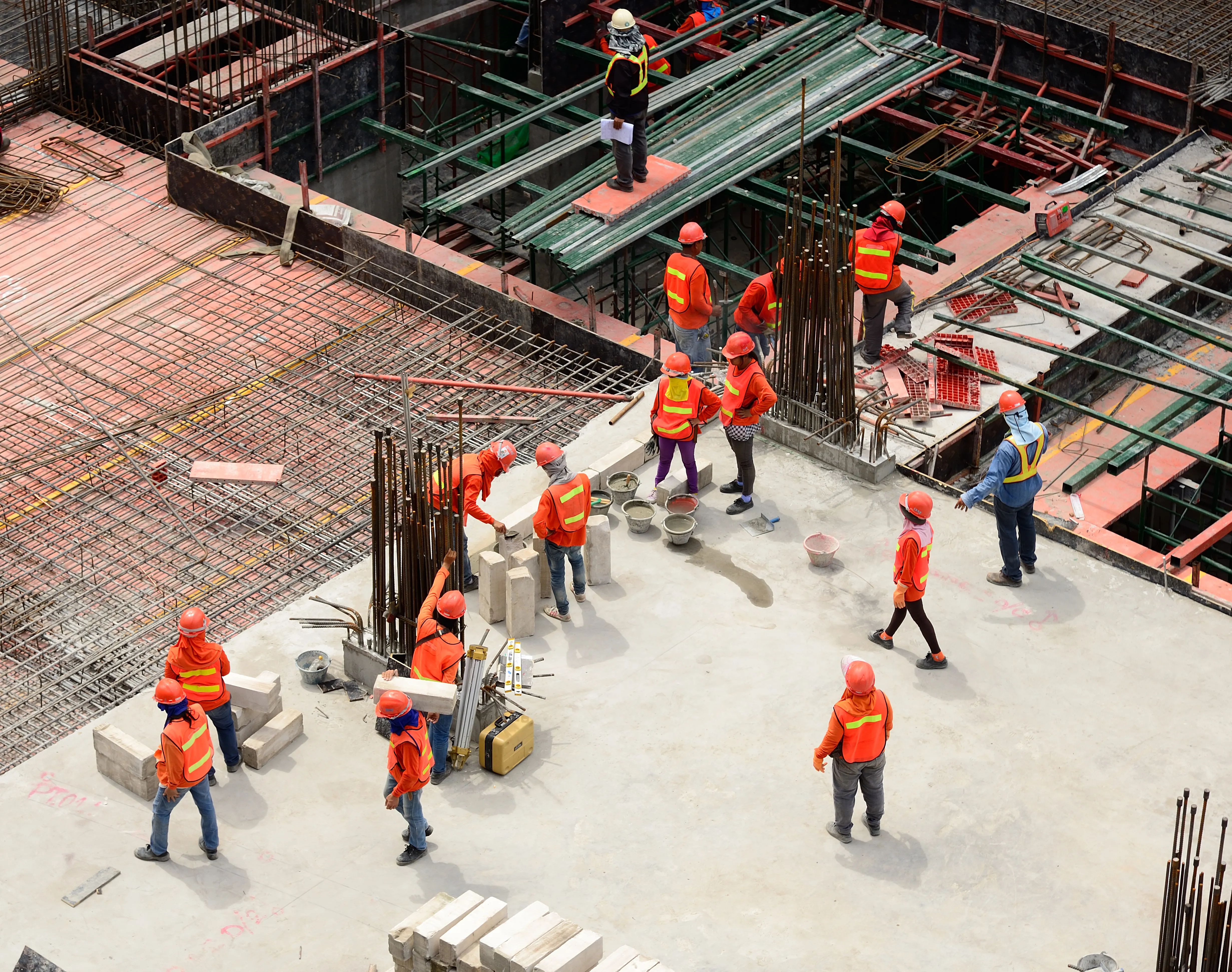 Industrieboden Wir bauen die Böden, auf denen Deutschland produziert. · Öz-Construction GmbH